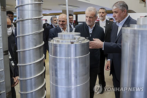 핵 장비 살펴보는 마수드 페제시키안 이란 대통령. AP 연합뉴스